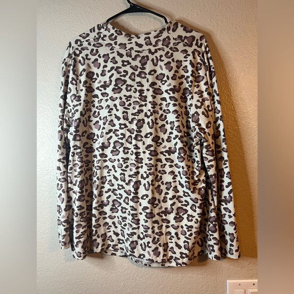 BAE CITY long sleeve cowl neckline Leopard Cheetah Blouse 2X - Picture 2 of 4